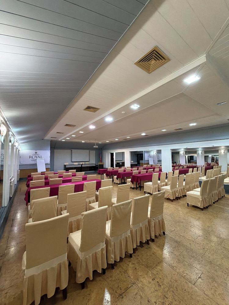 Royal Hotel 56/69