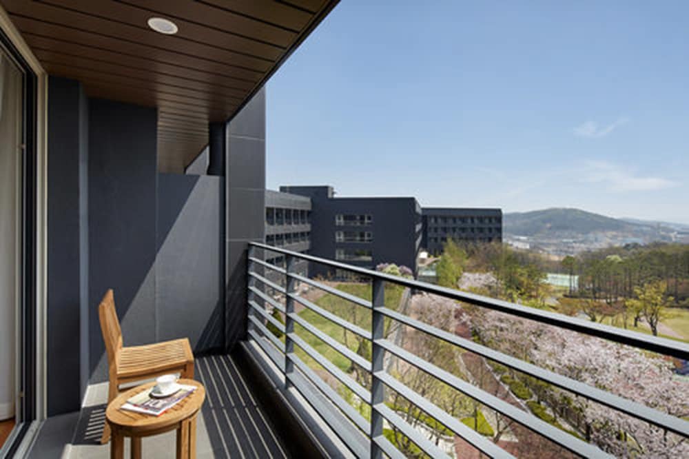 Rolling Hills Hotel 44/47