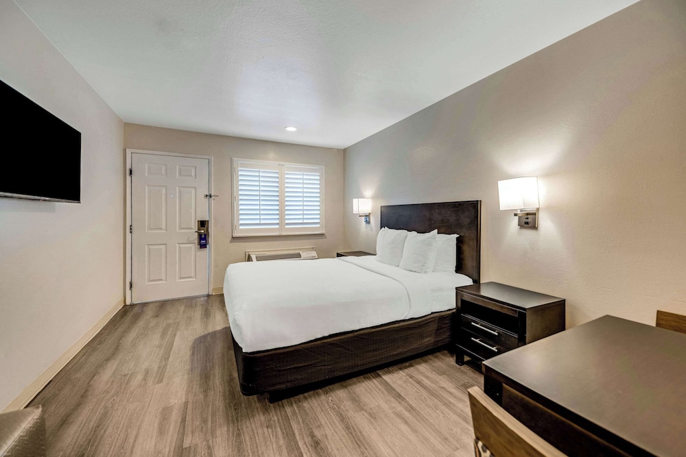 ROOM, QUEEN BED, ACCESSIBLE