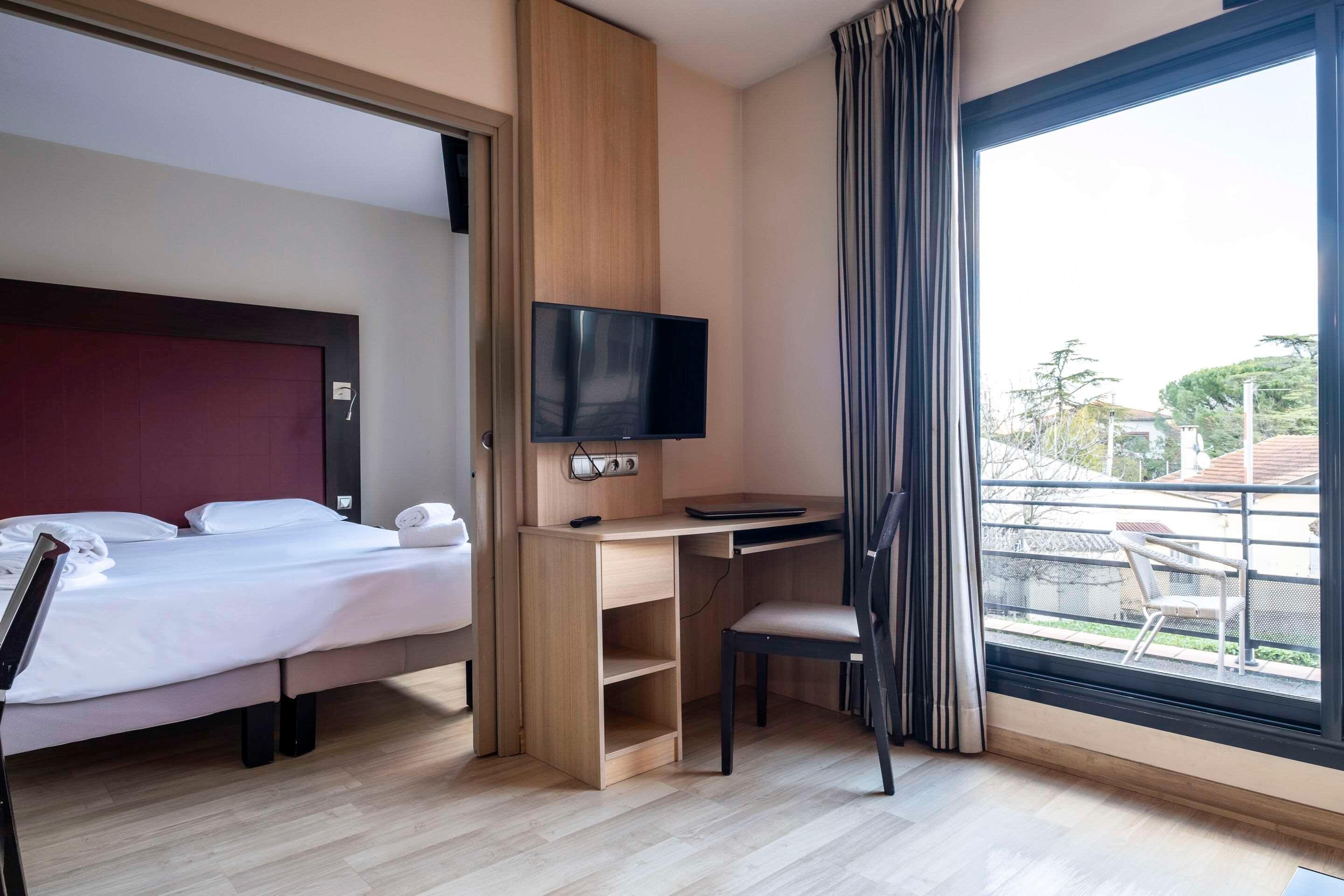 UPGRADE, QUEEN BED