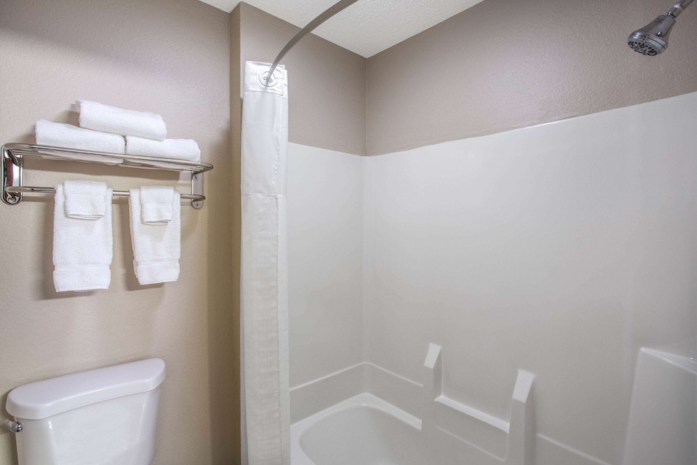 Baymont By Wyndham Joliet 50/50