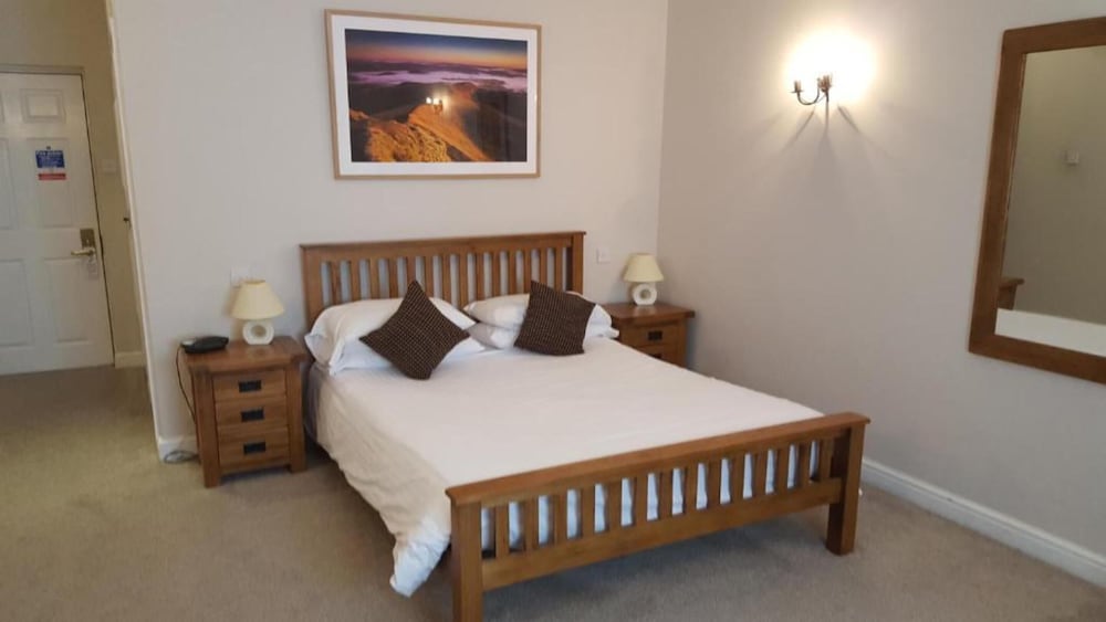 OYO Flagship Nant Ddu Lodge Hotel & Spa 27/70