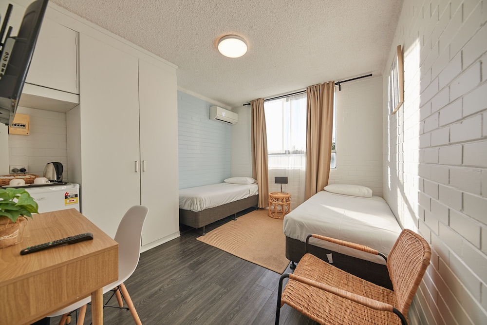 Little Coogee Hotel 51/65