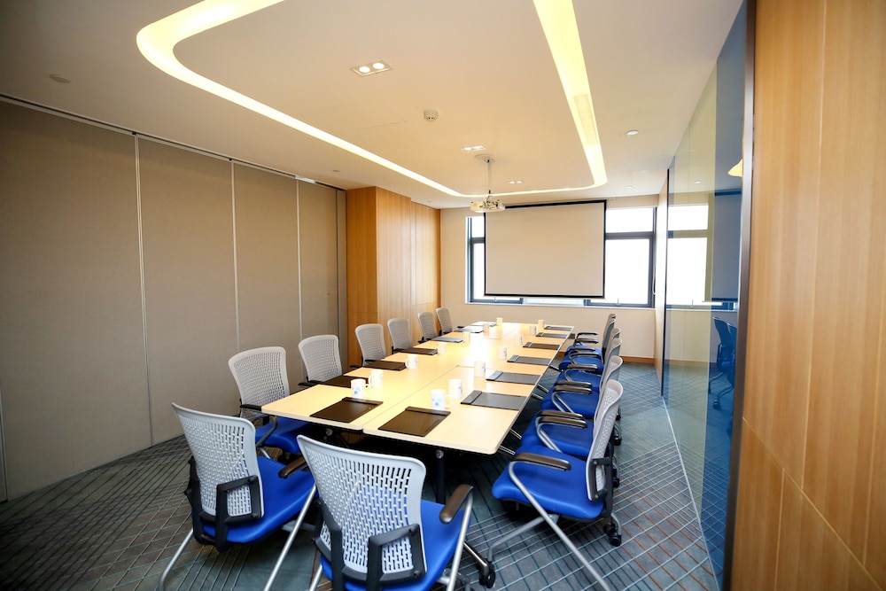 Holiday Inn Express Chengdu North Railway Station 57/68