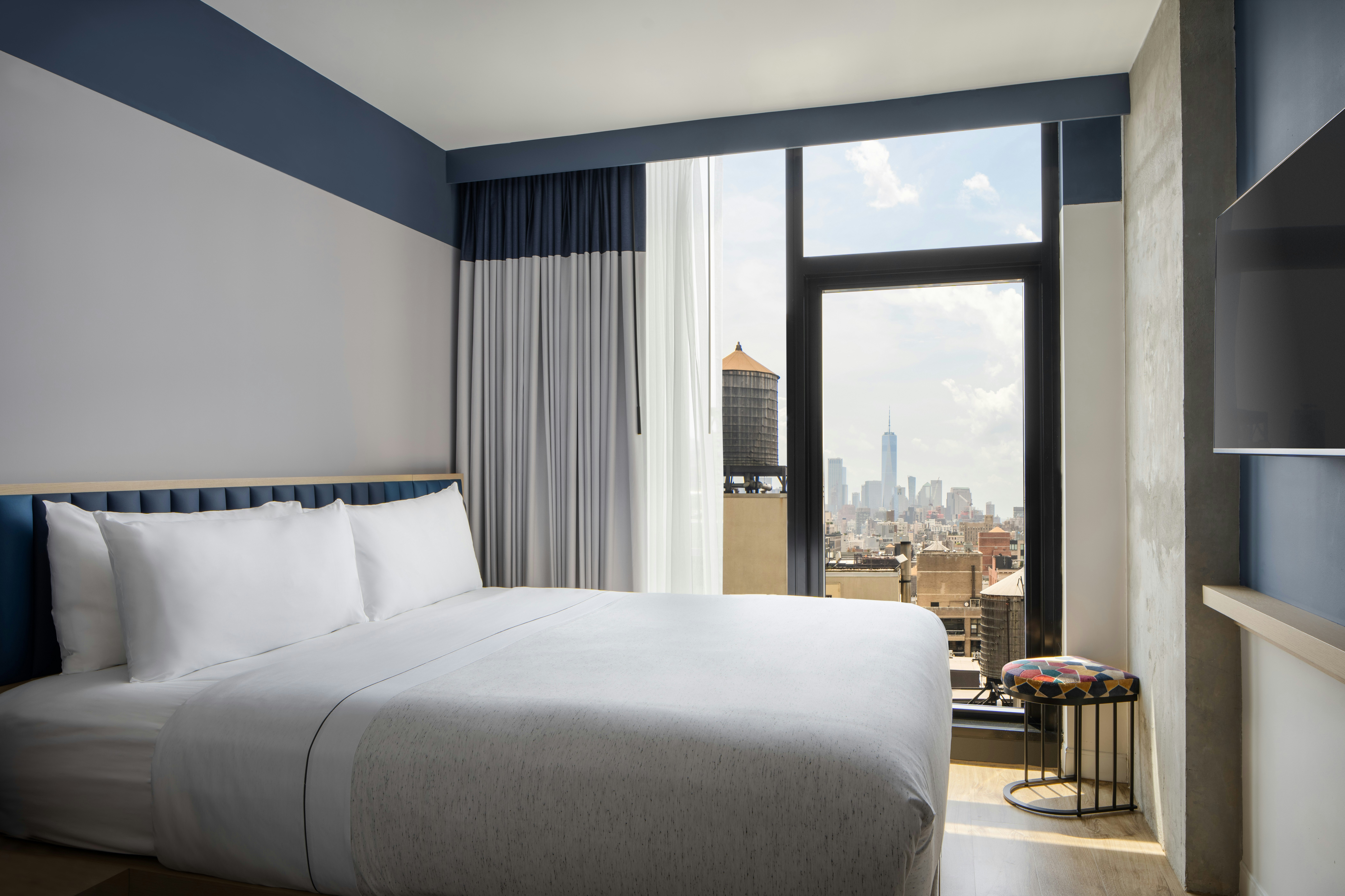 ROOM, KING BED, CITY VIEW