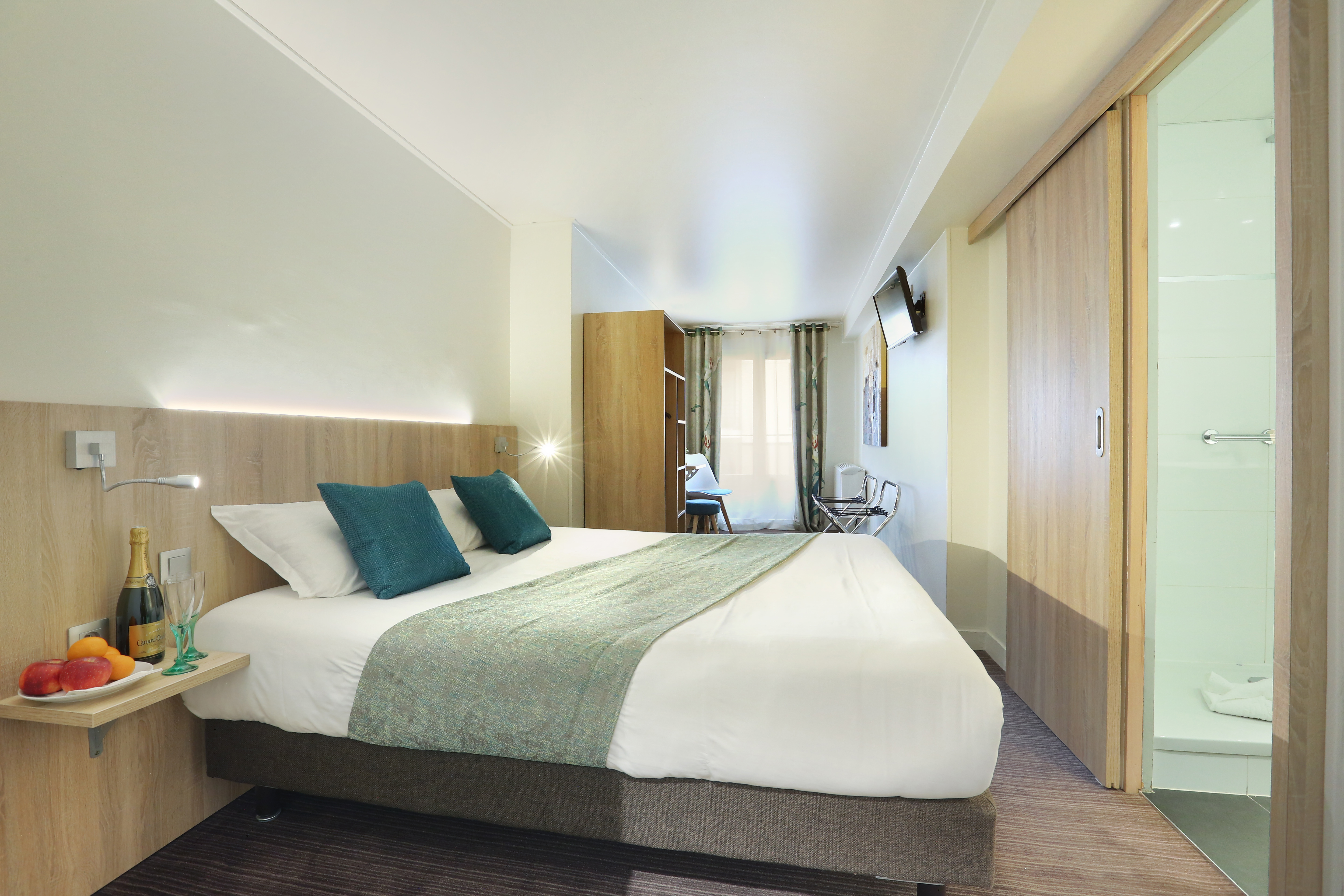 ROOM, DOUBLE OR TWIN BED