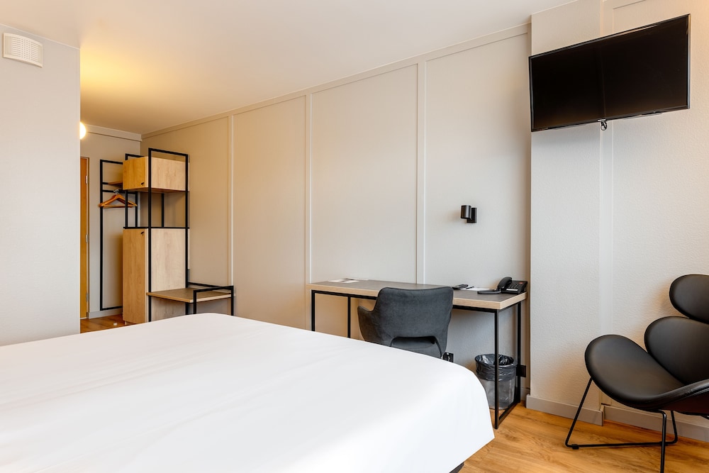 PREMIUM, DOUBLE OR TWIN BED, CITY VIEW