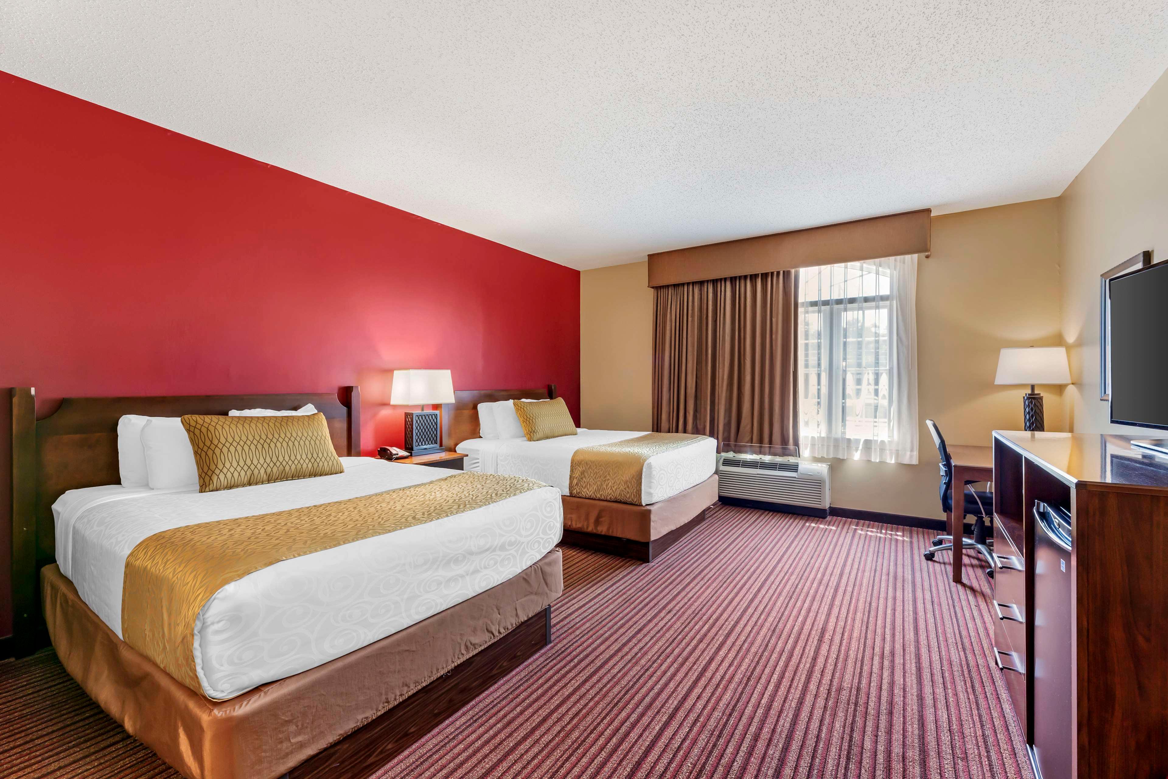 Room, 2 Queen Beds, Bath and Shower, Pet Friendly، Best Western Plus Dutch Haus Inn And Suites 2/3