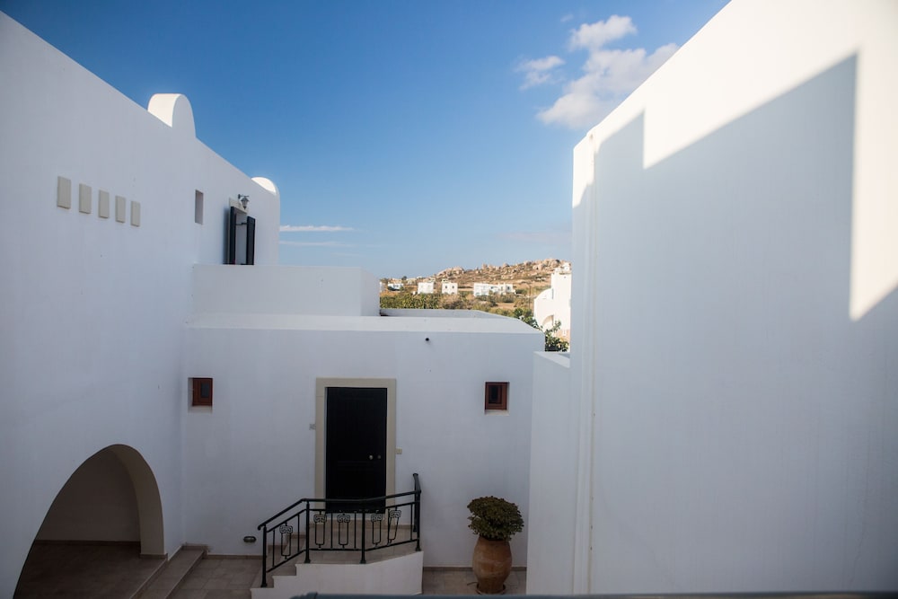 Plaza Beach Hotel in Plaka (South Aegean)