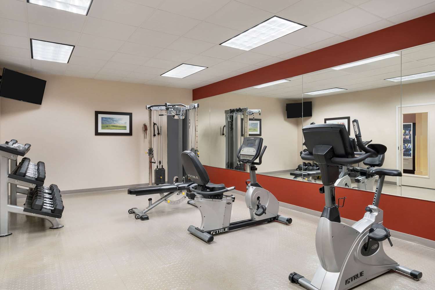 Bakken Airport Hotel And Suites Xwa 8/26