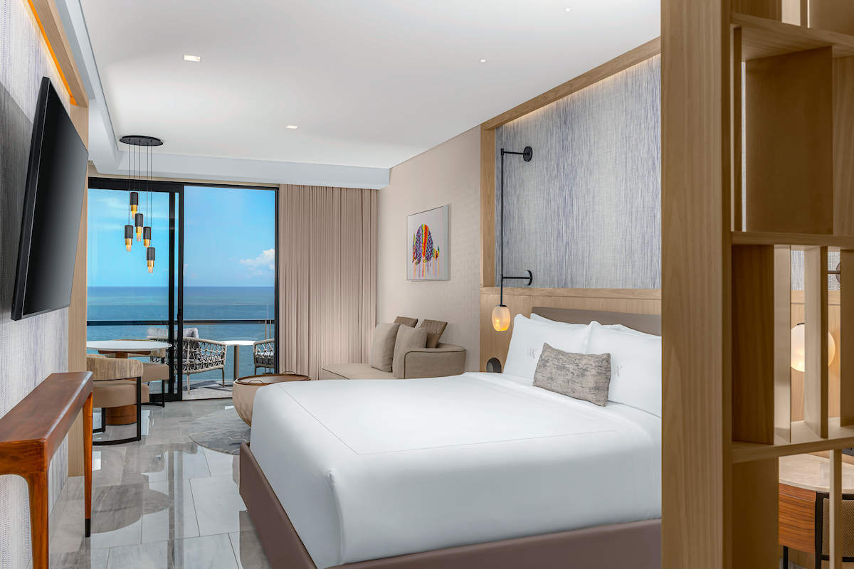 GUEST ROOM, KING BED, SWIM UP POOL