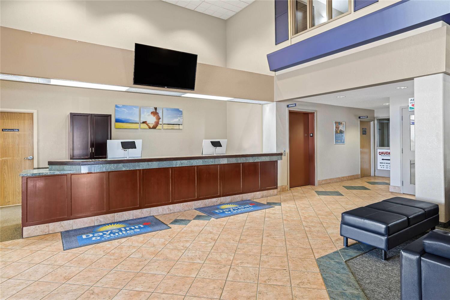 Days Inn & Suites by Wyndham Winkler 7/43