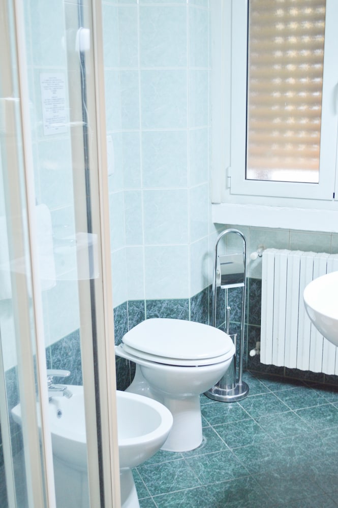 ROOM, DOUBLE OR TWIN BED