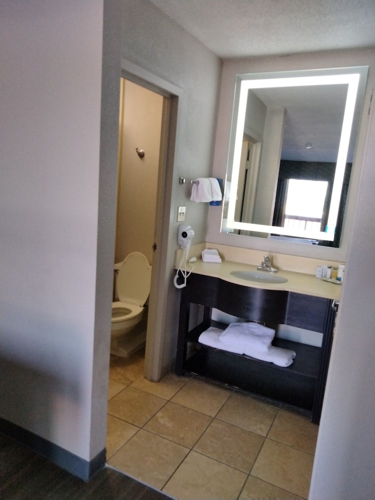 Days Inn & Suites By Wyndham Albuquerque North 28/30