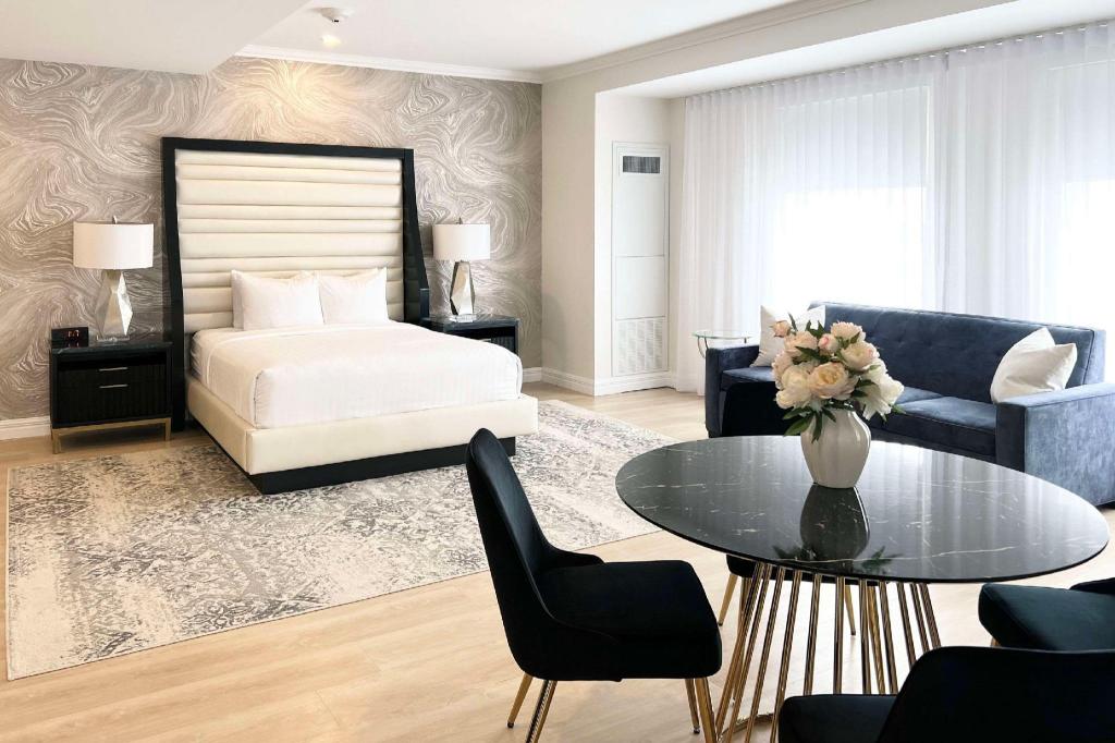 Upgrade, Efficiency, Suite, King and Queen Bed