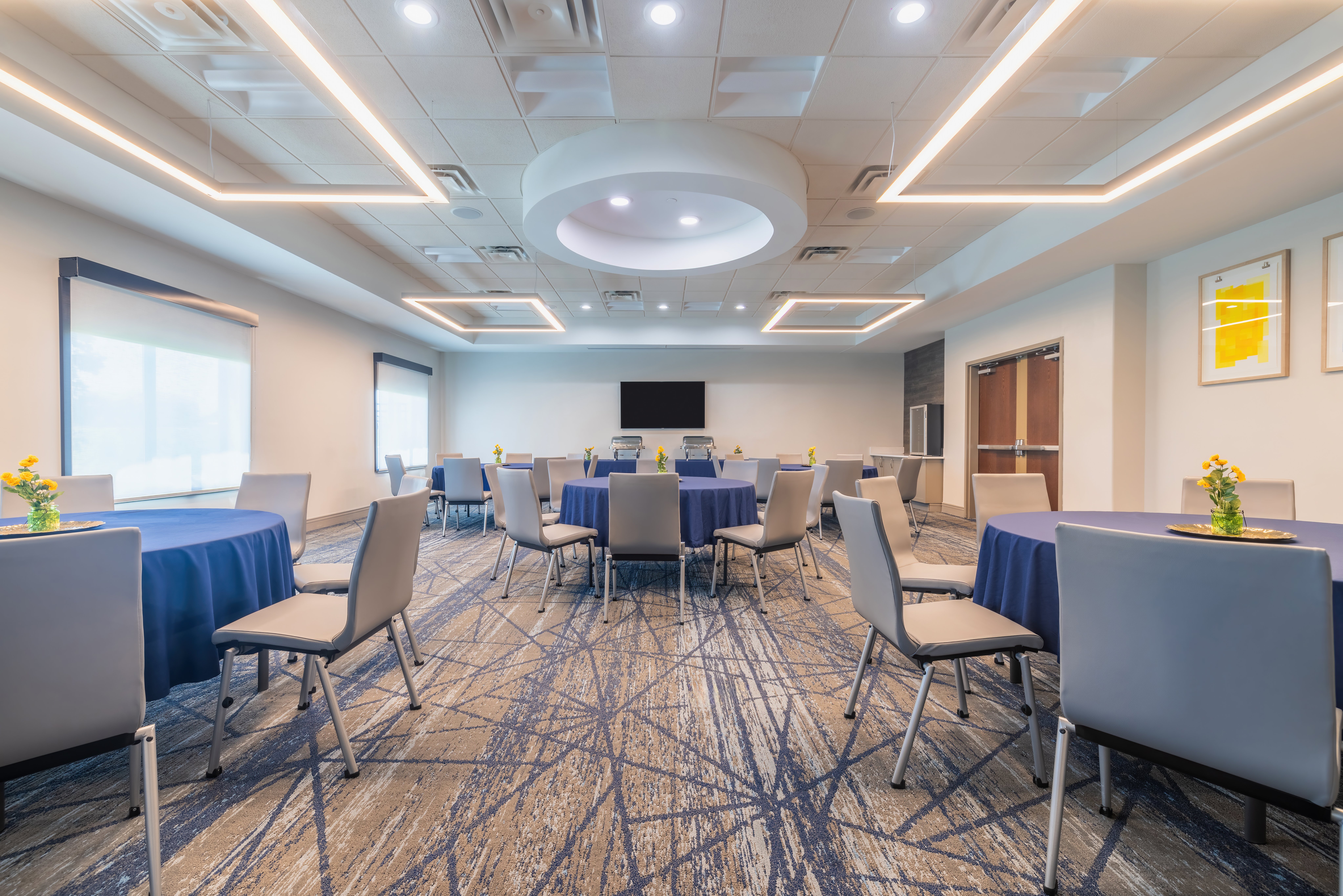 Holiday Inn Express Hotel Suites Kansas City Airport 62/72