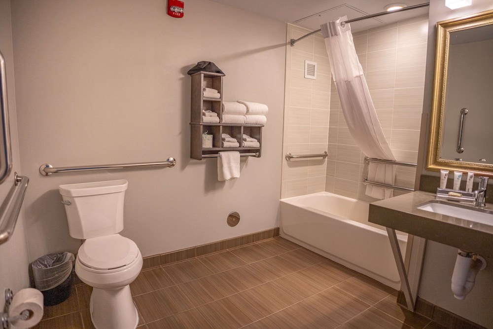 Country Inn and Suites By Radisson Bemidji MN 40/42