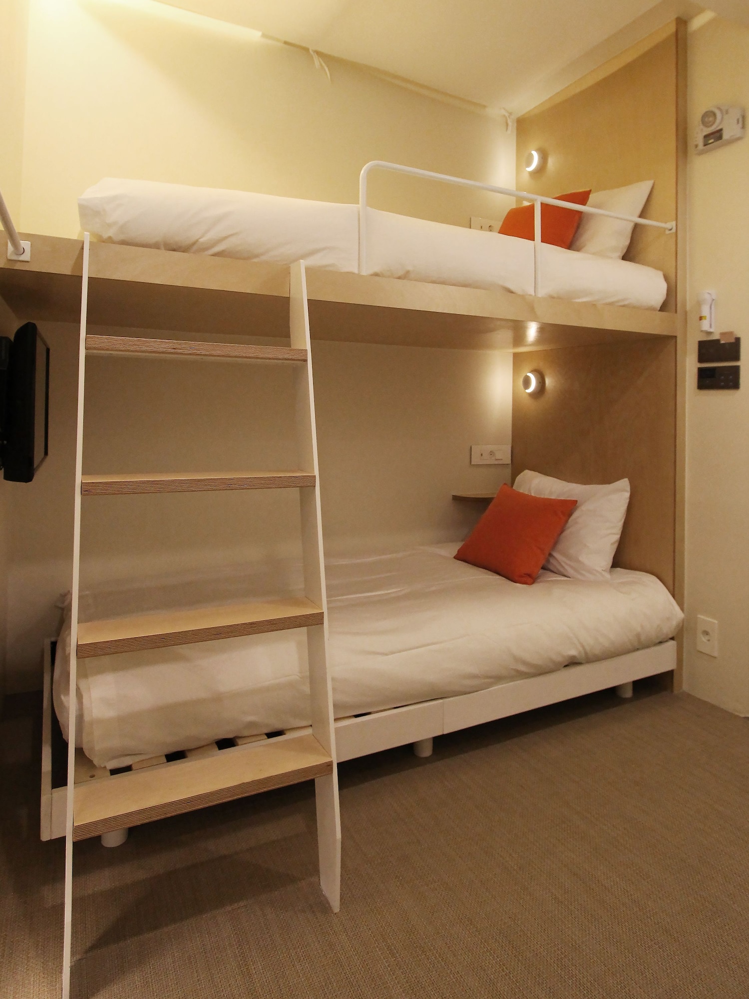 ROOM, TWIN BEDS