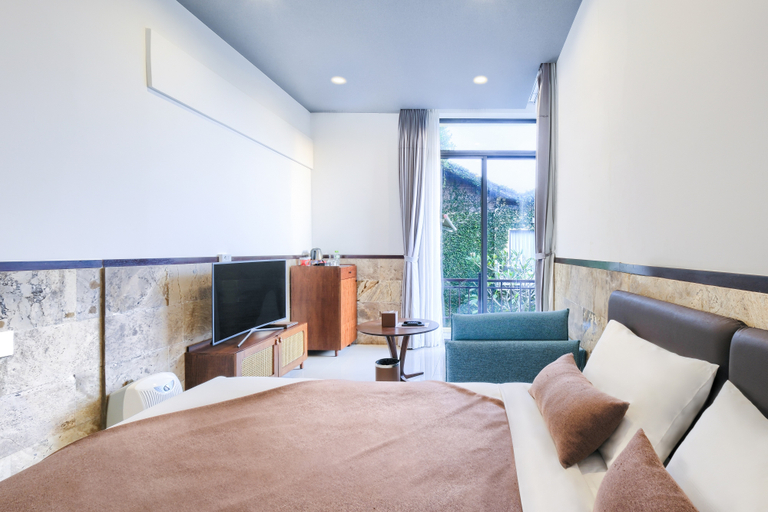 Superior, King Bed, Garden View, Smoking
