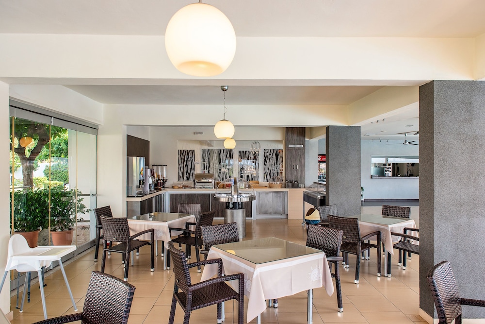 Zoes Hotel 24/36