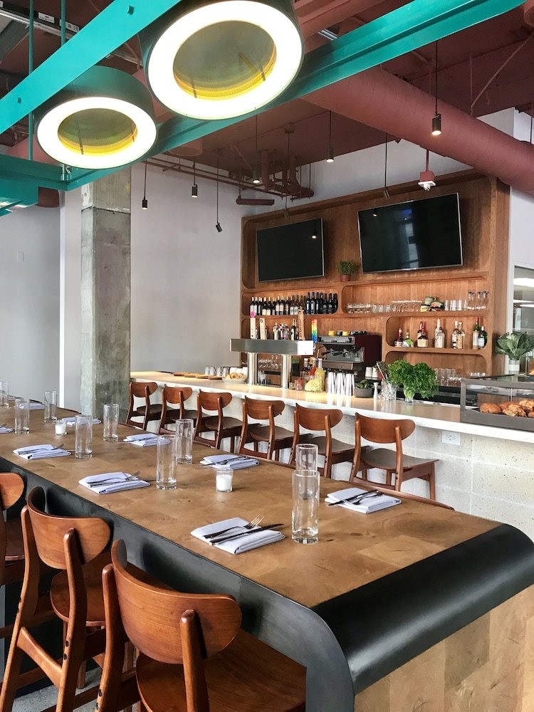 Gateway Hotel Santa Monica 51/65