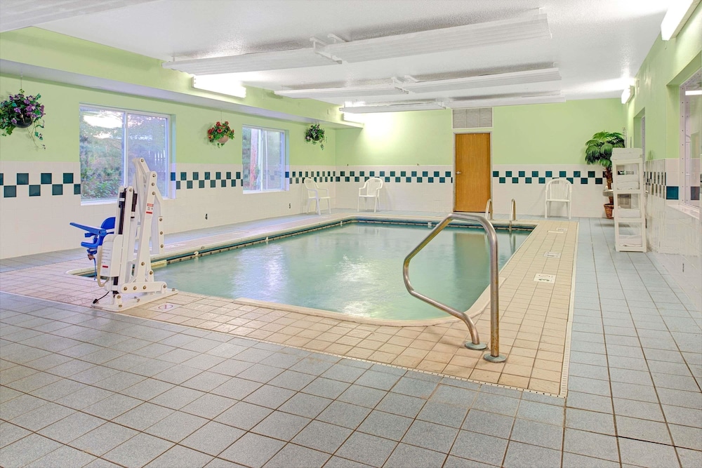 Super 8 By Wyndham Pontoon Beach Il St Louis Mo Area 20/29
