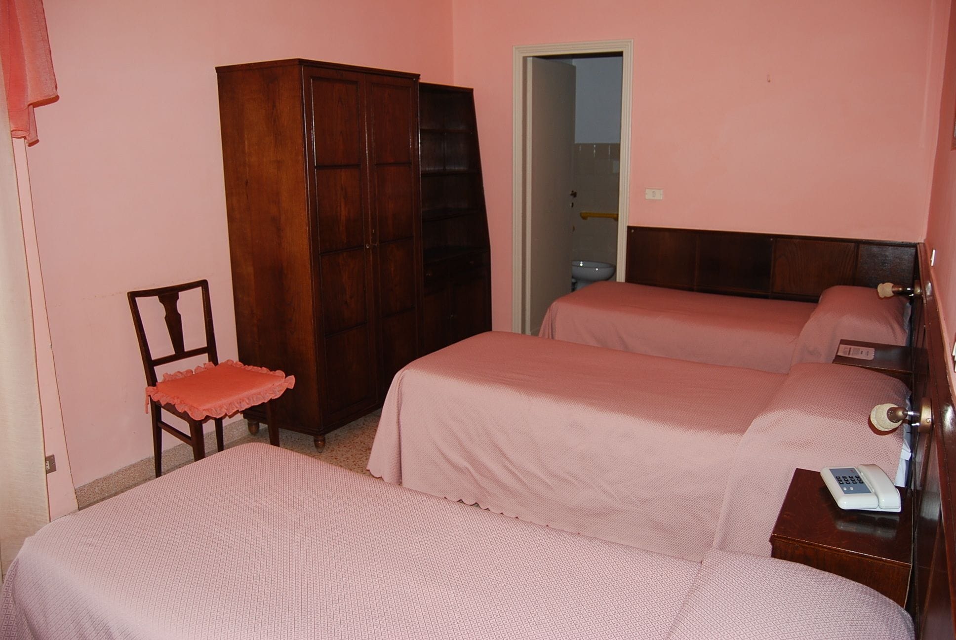 ROOM, QUADRUPLE