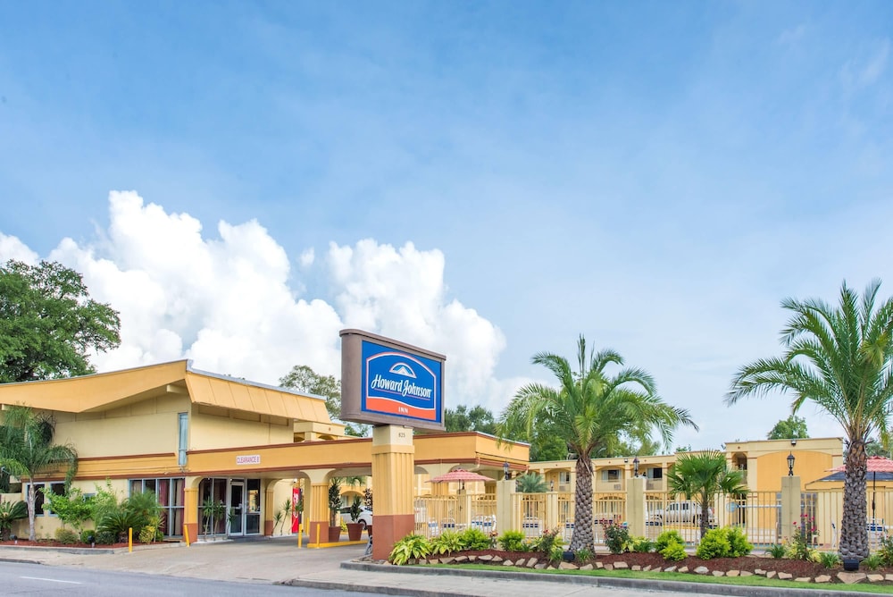 Howard Johnson by Wyndham Historic Lake Charles 2/44