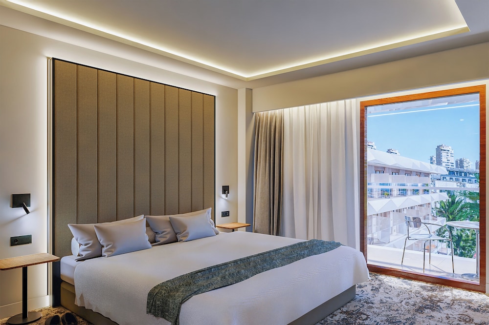 Sol, Suite, 2 King Beds, Lateral Side Sea View