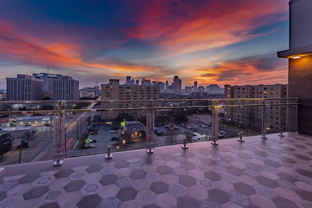 Element Dallas Downtown East 25/76