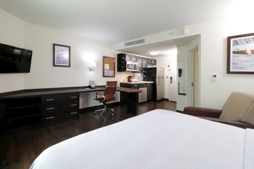 CANDLEWOOD SUITES CELAYA 17/75