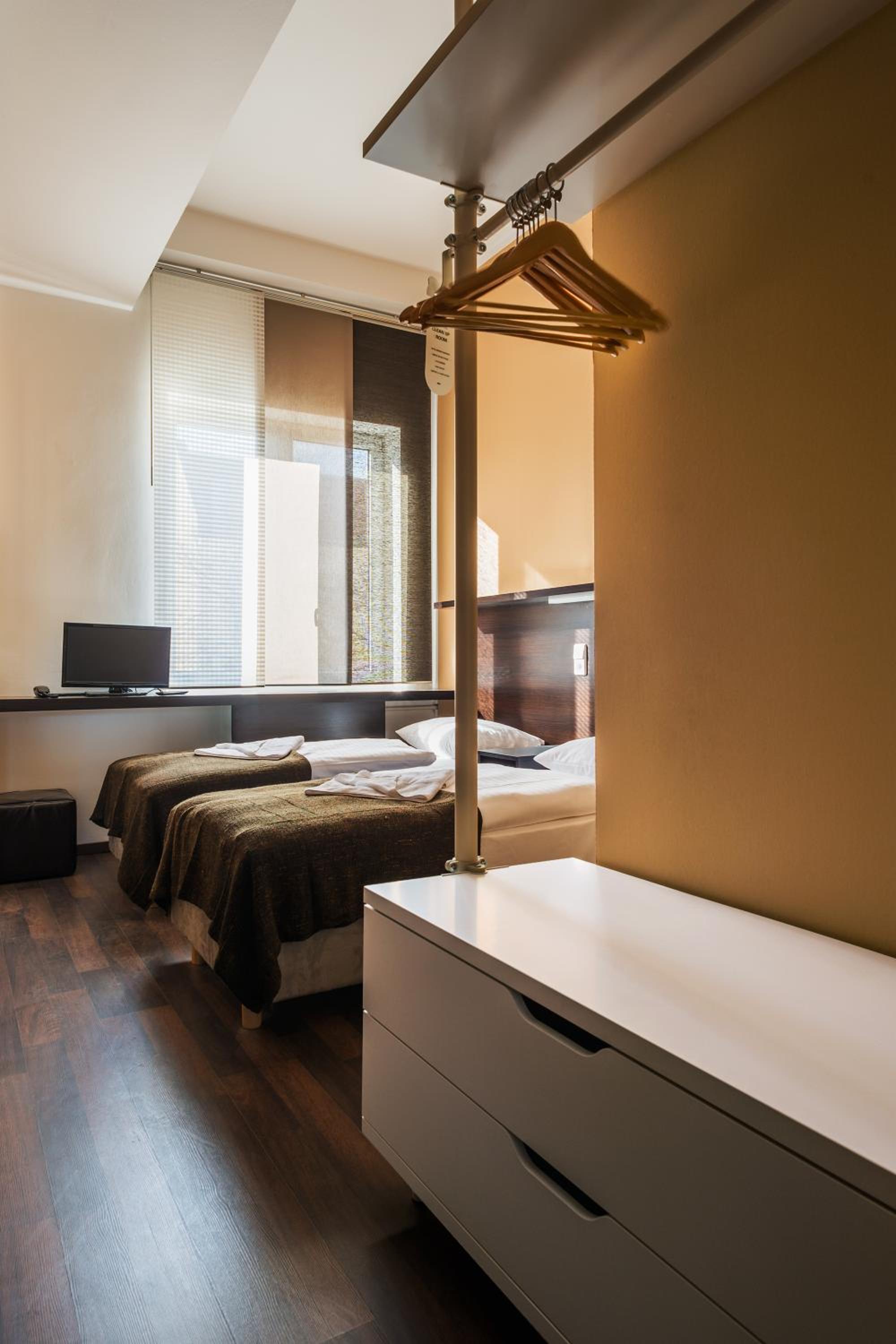 غرفة ثلاثية، Apple City Hotel 4/10