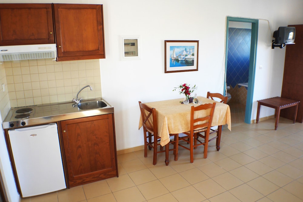 Areti Aparthotel 58/75