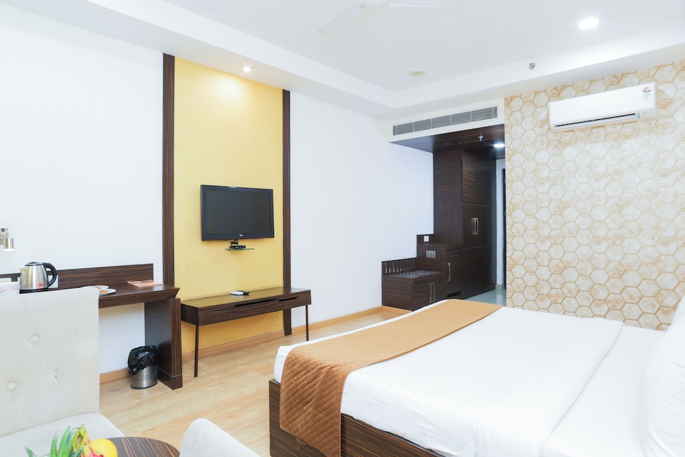 Hyphen Premier Hotel 20/50