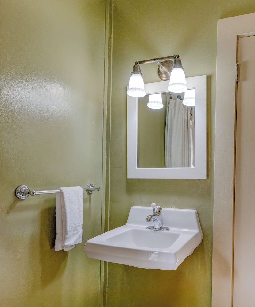 Lodge, Single, King Bed, Lake View, Main Building، Lake Quinault Lodge 4/4