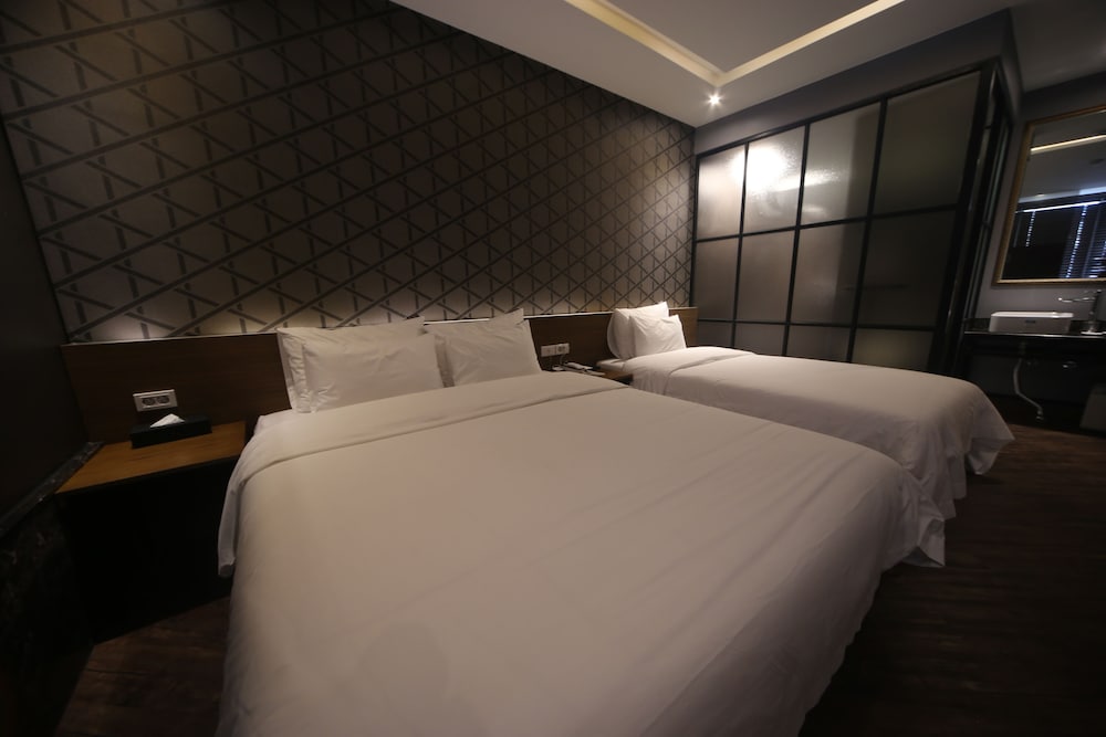 Brown Dot Hotel Beom il 7/30