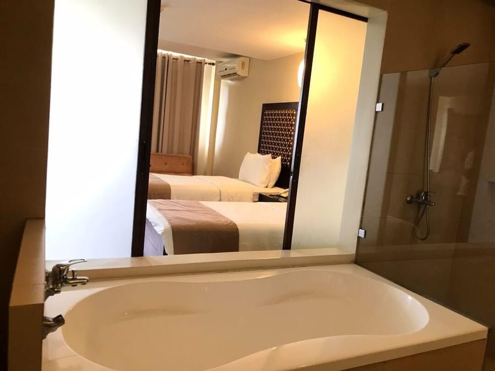 Coron Gateway Hotel Suites 50/50