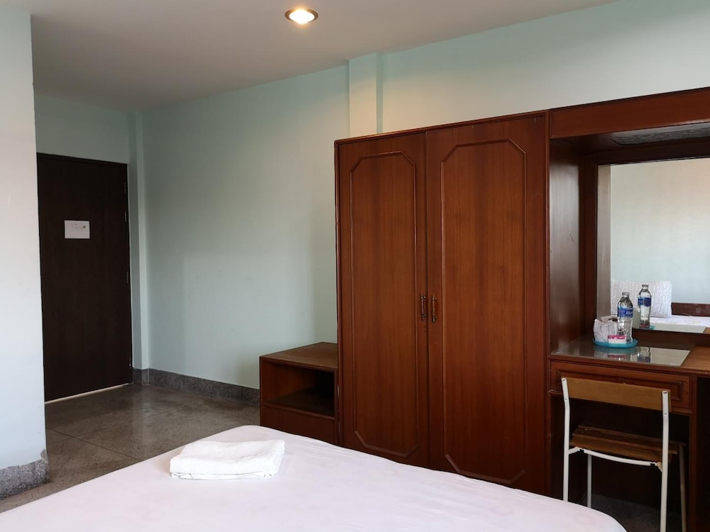 Sri Krungthep Hotel 36/77