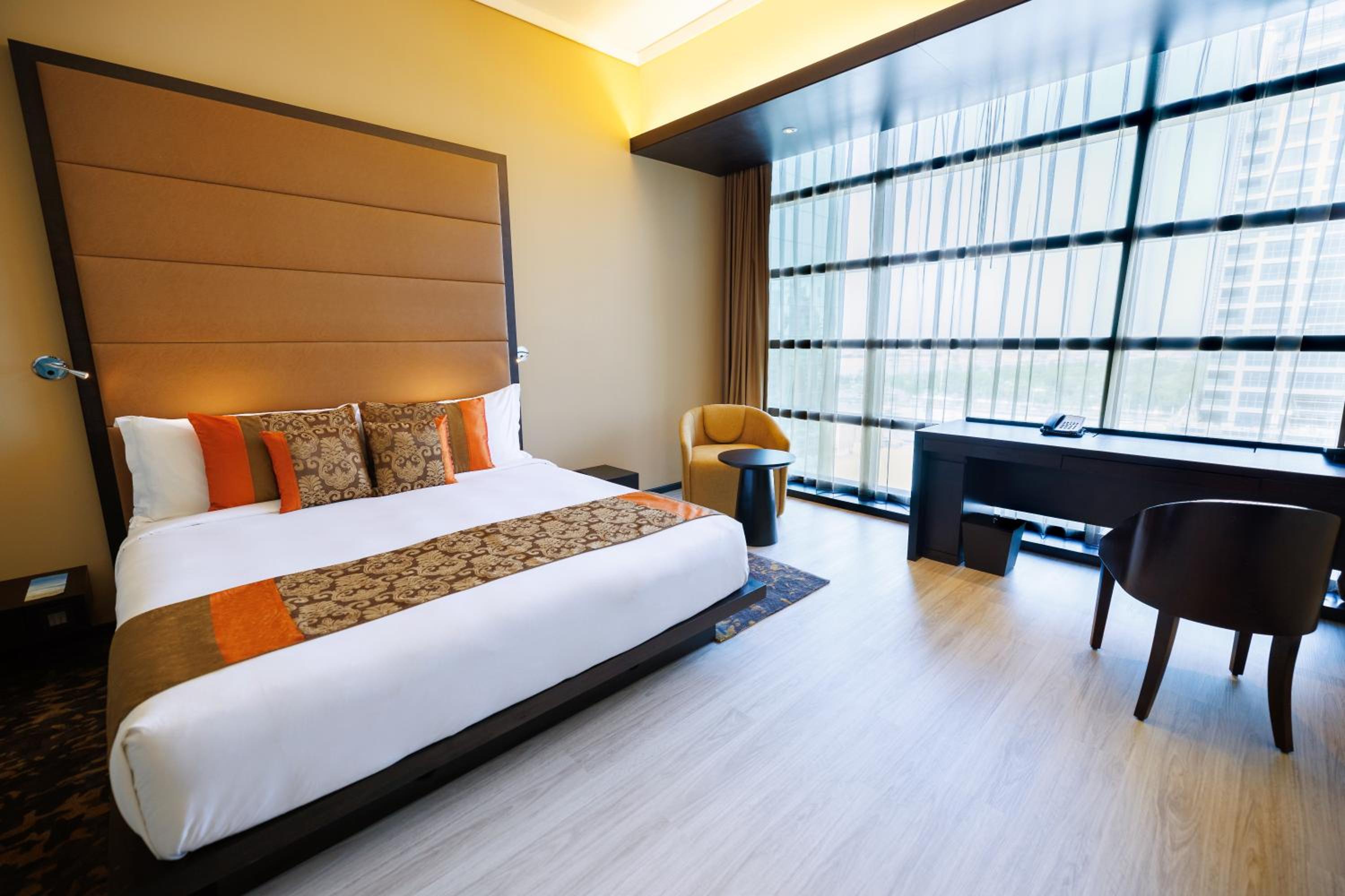 EXECUTIVE, KING BED