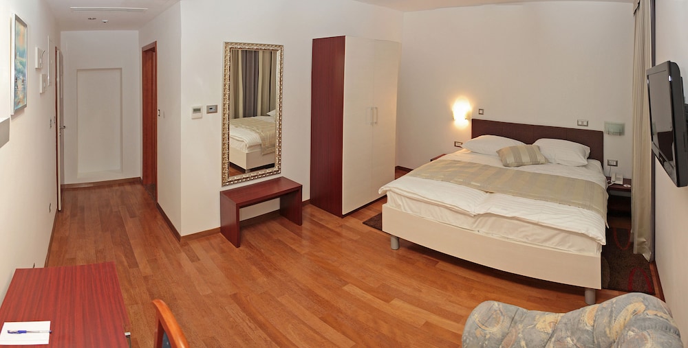 Hotel Monika 9/73