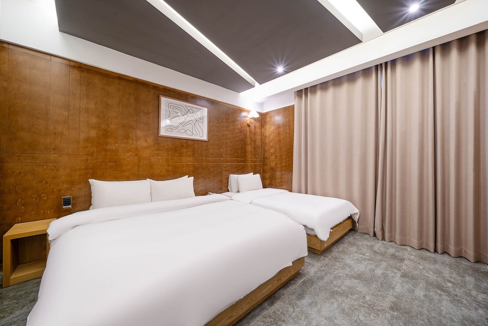 غرفة ديلوكس بسرير مزدوج وسرير فردي، Brown-Dot Hotel Daegu Hyukshin Doshi 2/10