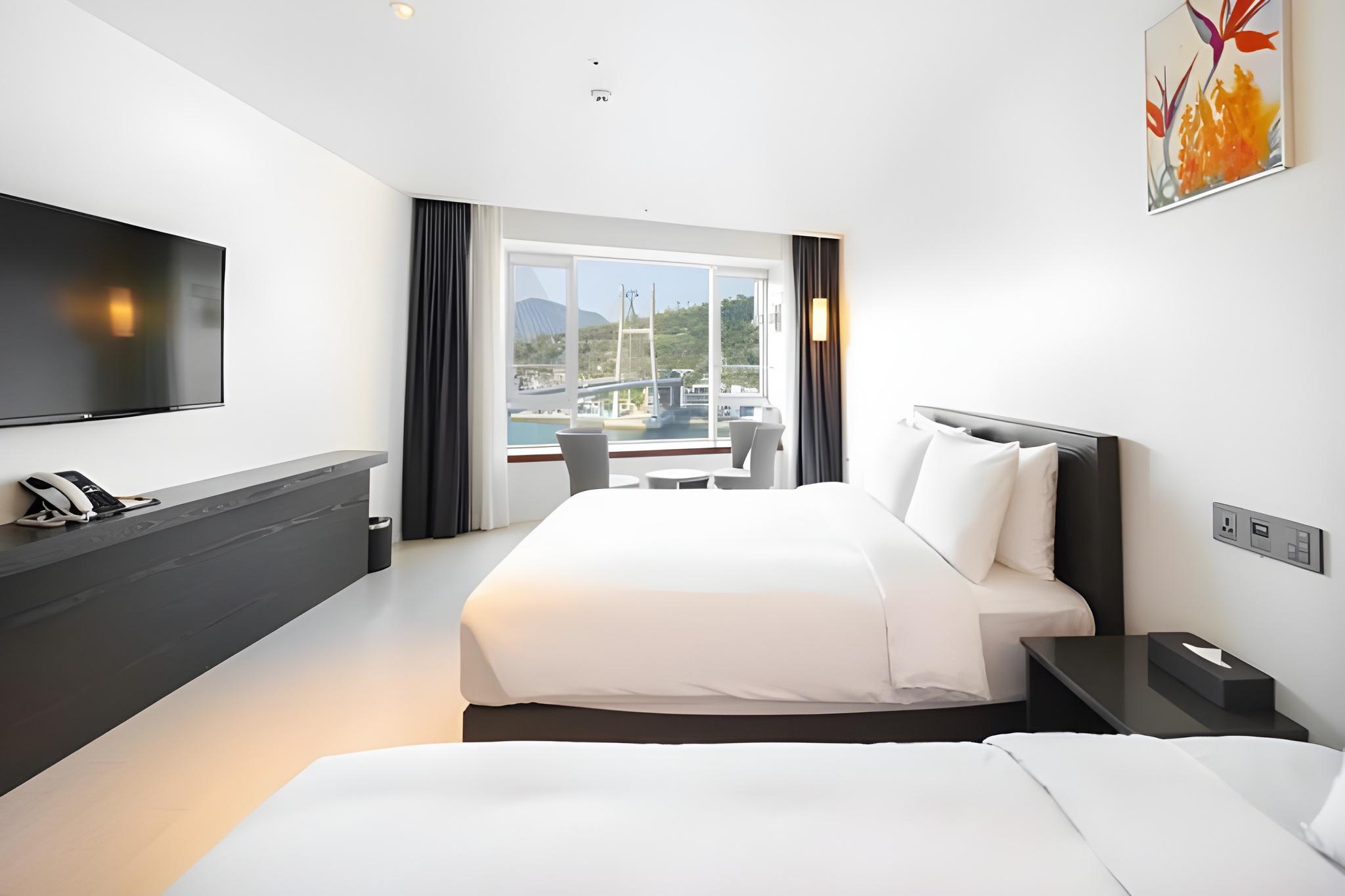 Bridge, Ocean, Twin Beds, Pool Access