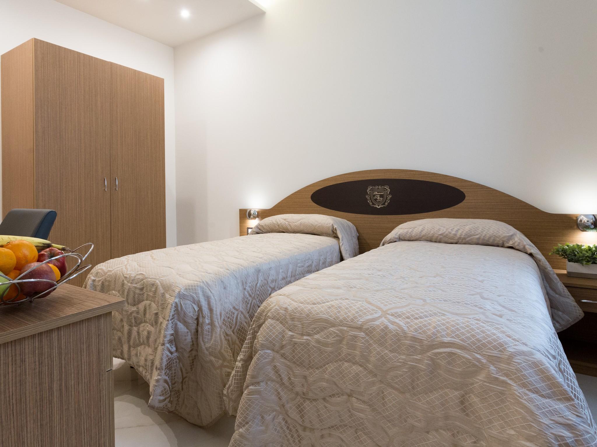 ROOM, DOUBLE BED