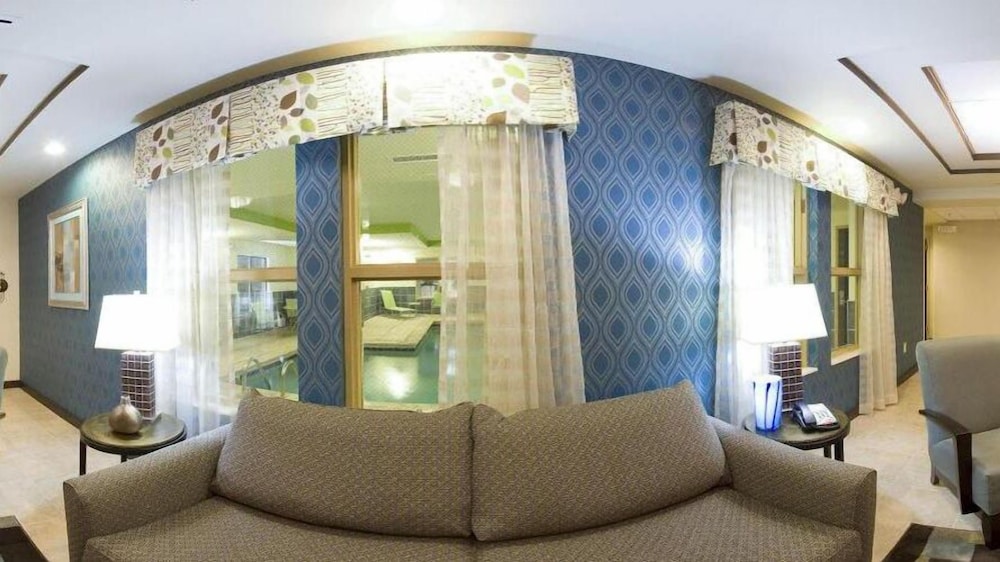 Holiday Inn Express Hotel Suites Newport South 56/79