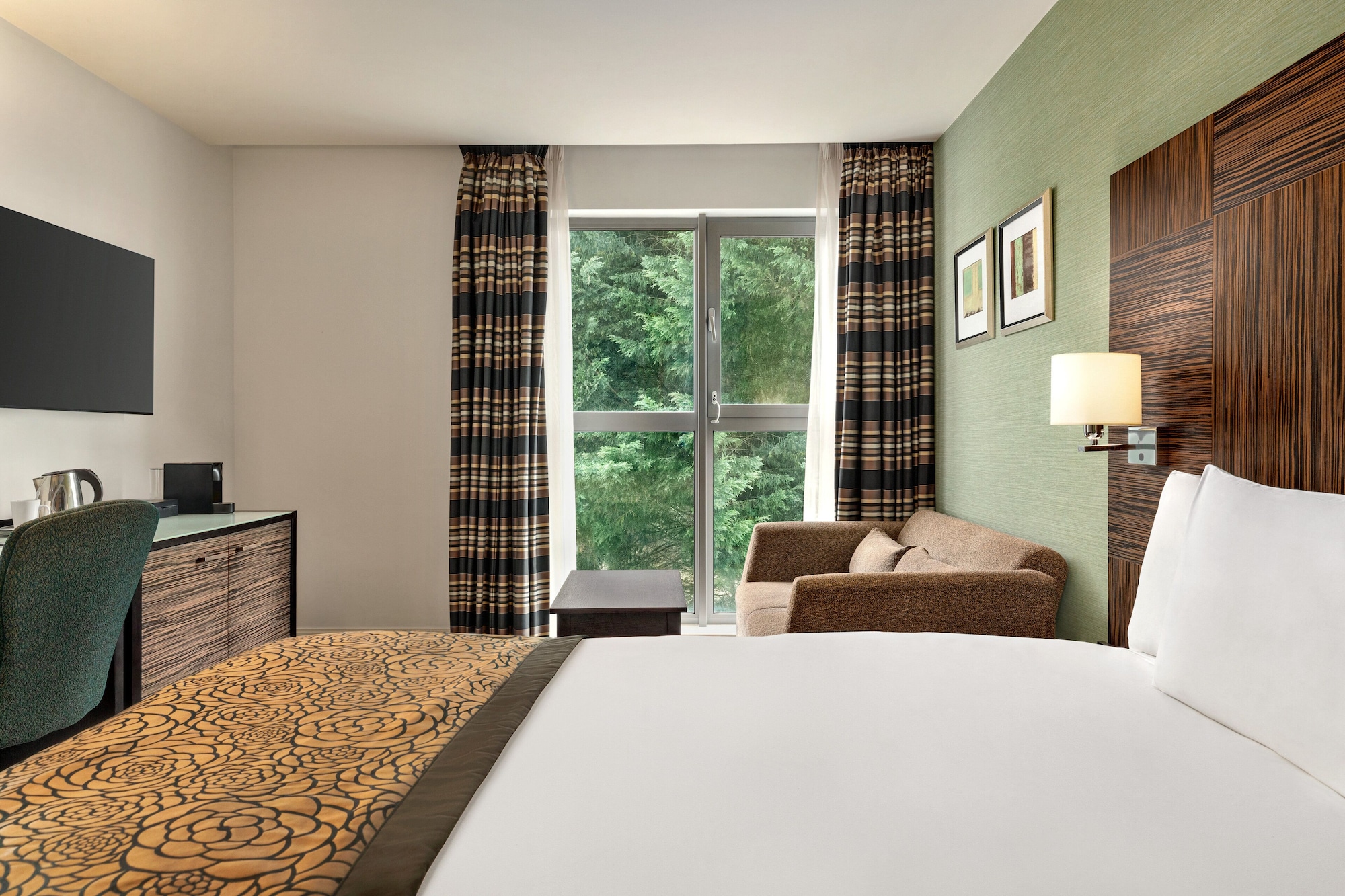 Premium, Queen Bed, Sofa, Holiday Inn Birmingham Airport 2/7