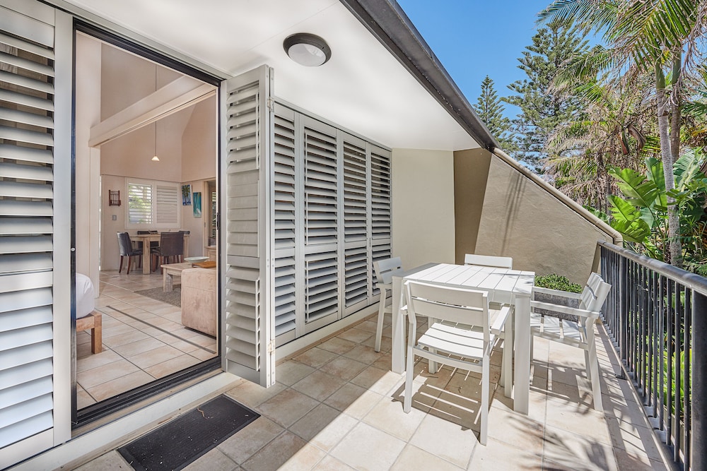 JULIANS APARTMENTS 4/50