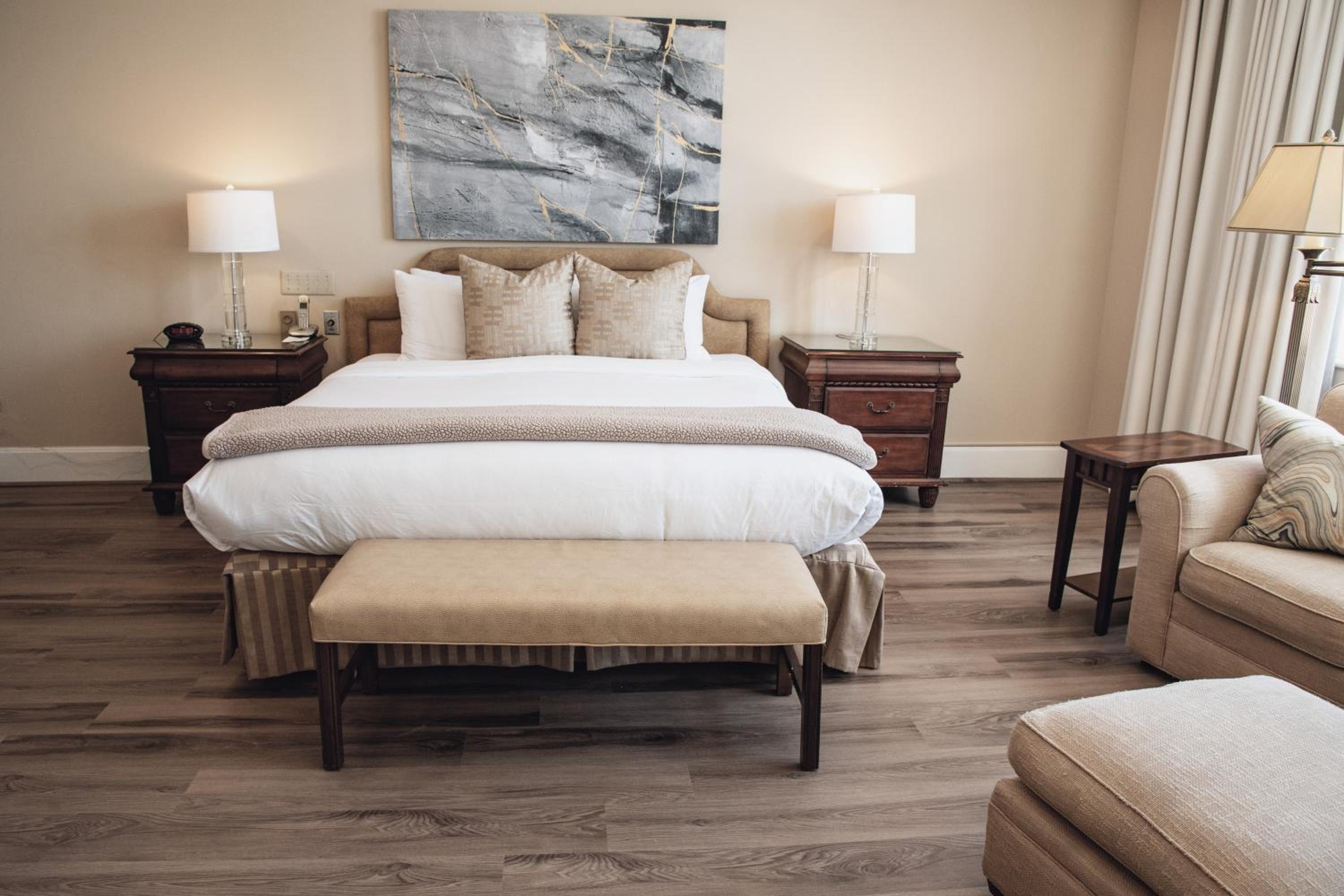 جناح تنفيذي بسرير كينج بإطلالة على المدينة مع أريكة بحوض جاكوزي، Haywood Park Hotel, Ascend Hotel Collection 3/4