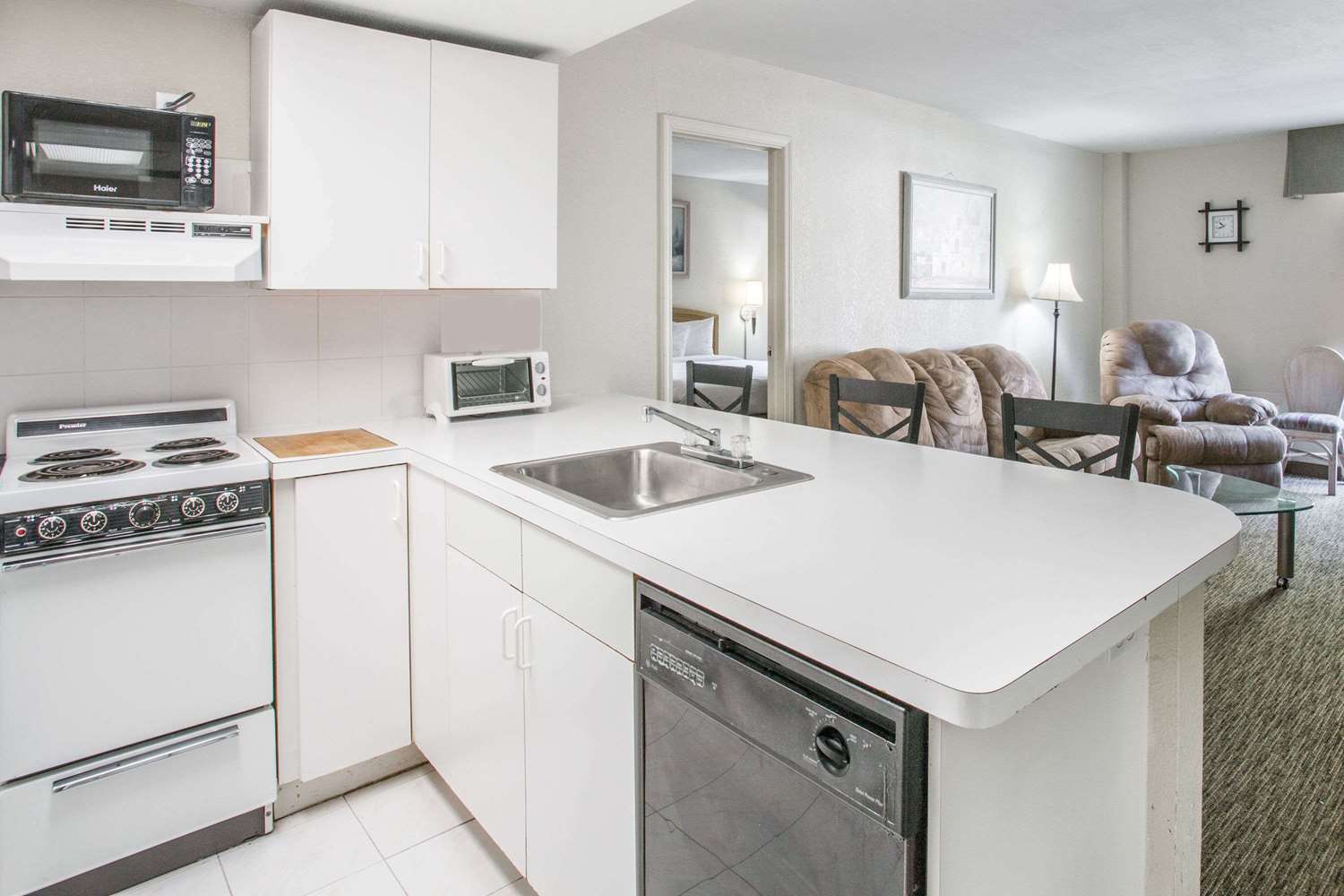 Days Hotel By Wyndham Peoria Glendale Area 24/24