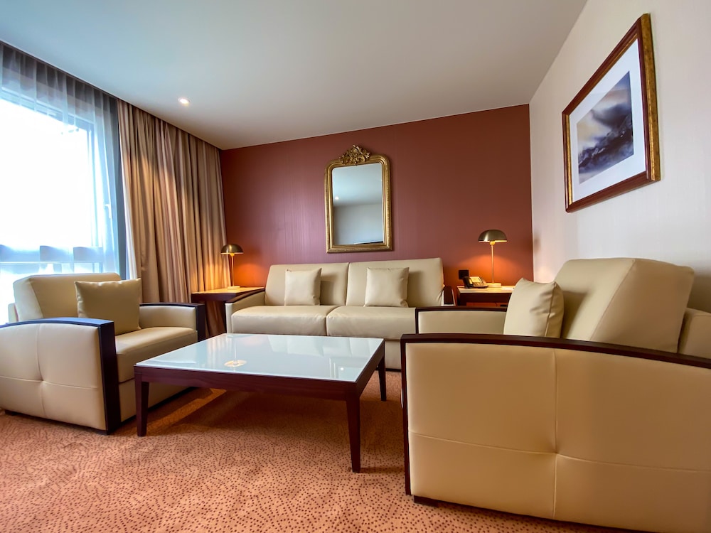 NASH AIRPORT HOTEL 23/33