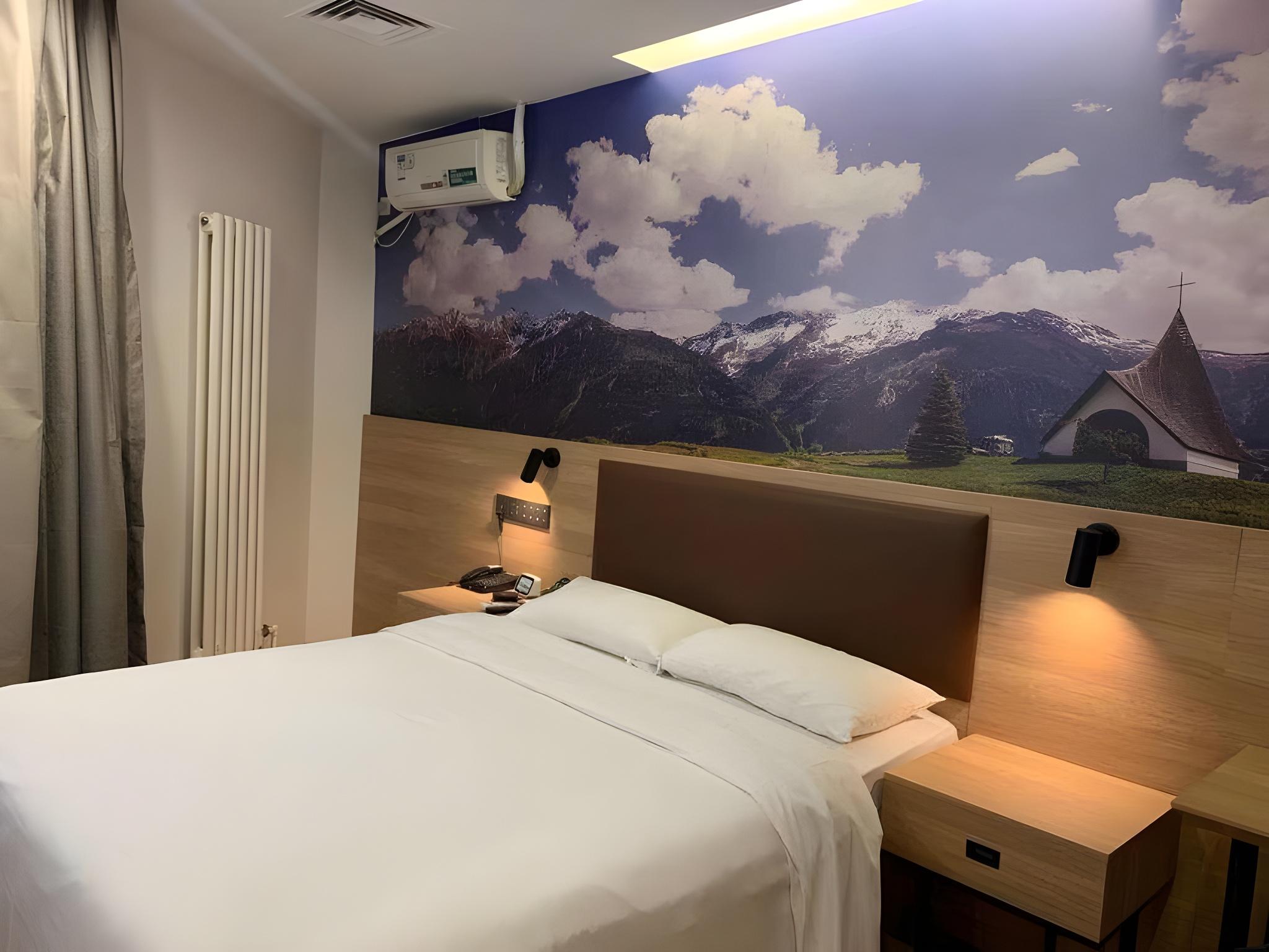 ROOM, QUEEN BED